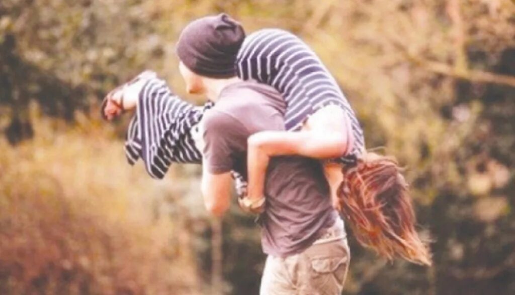 Человек несет человека на руках. Несет девушку на плече. Парень несет девушку на руках. Несет женщину на плече. Нести девушку на плечах.