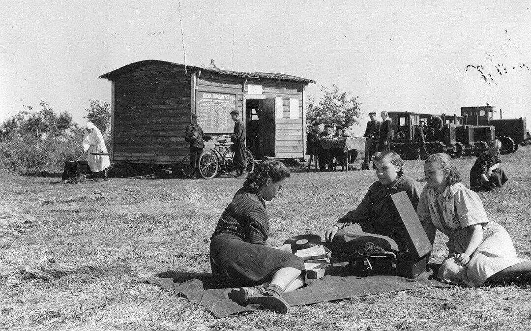 Создание первой в ссср женской тракторной. Освоение целины 1954г. Полевой стан целинников. Целинные Совхозы Казахстана 1954. Полевой стан СССР на целине.