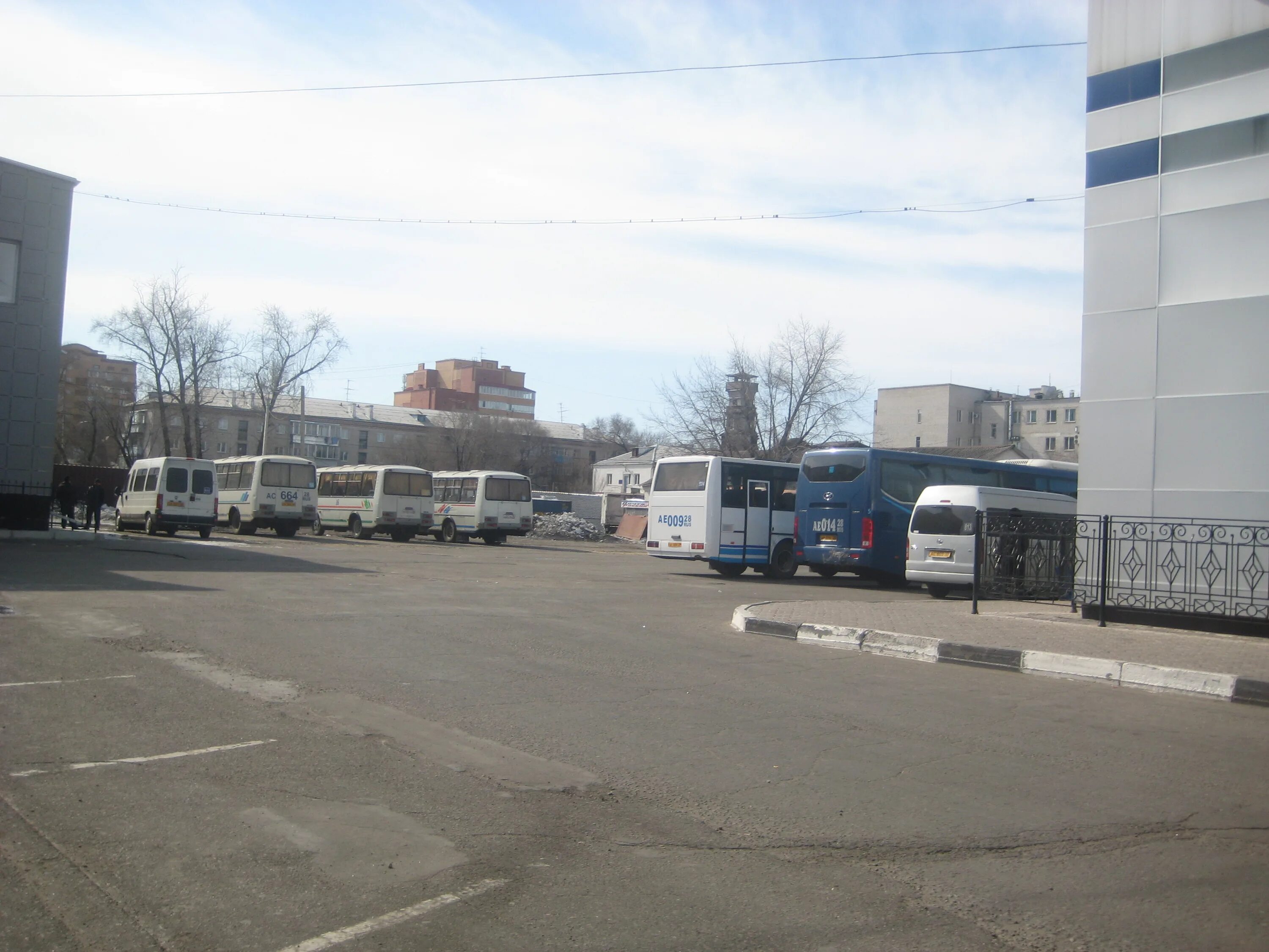 Стоянка в благовещенске. Машина возле подъезда. Стоянка в благовещенске. Припаркованные машины во дворе. Подушка под асфальт на парковке.