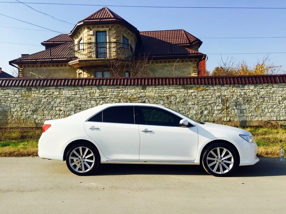 Сиберия камри. Toyota Camry 50 White. Тойота Камри 50 белого цвета. Камри 50 белая. Тойота Камри 50 белая.