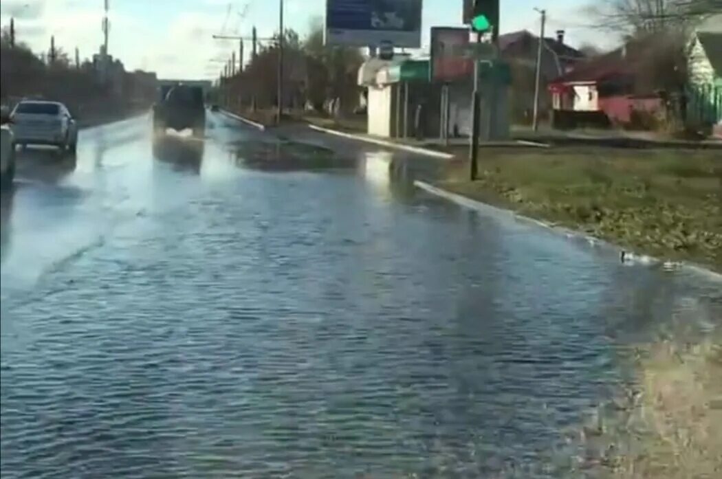 Какие районы затопило в оренбурге. Потоп в Оренбурге. Ливень в Оренбурге. Оренбург дождь. Оренбург затопленные улицы.