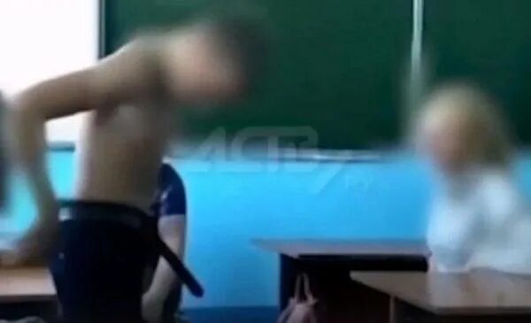 Парни играют на раздевание. Школьники играют на раздевание. учительница проиграла ученику в игру на раздевание. школьники играют в игру на раздевание. в архангельске учительница устроила.