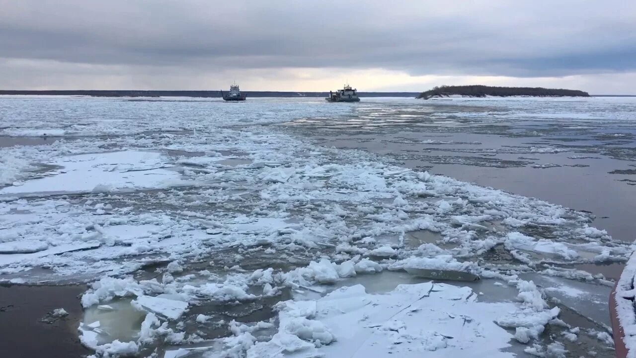 В это море впадает река якутии. Река Лена в море Лаптевых. Устье Лены море Лаптевых. Река Лена Сангар. Замерзшая река Лена.