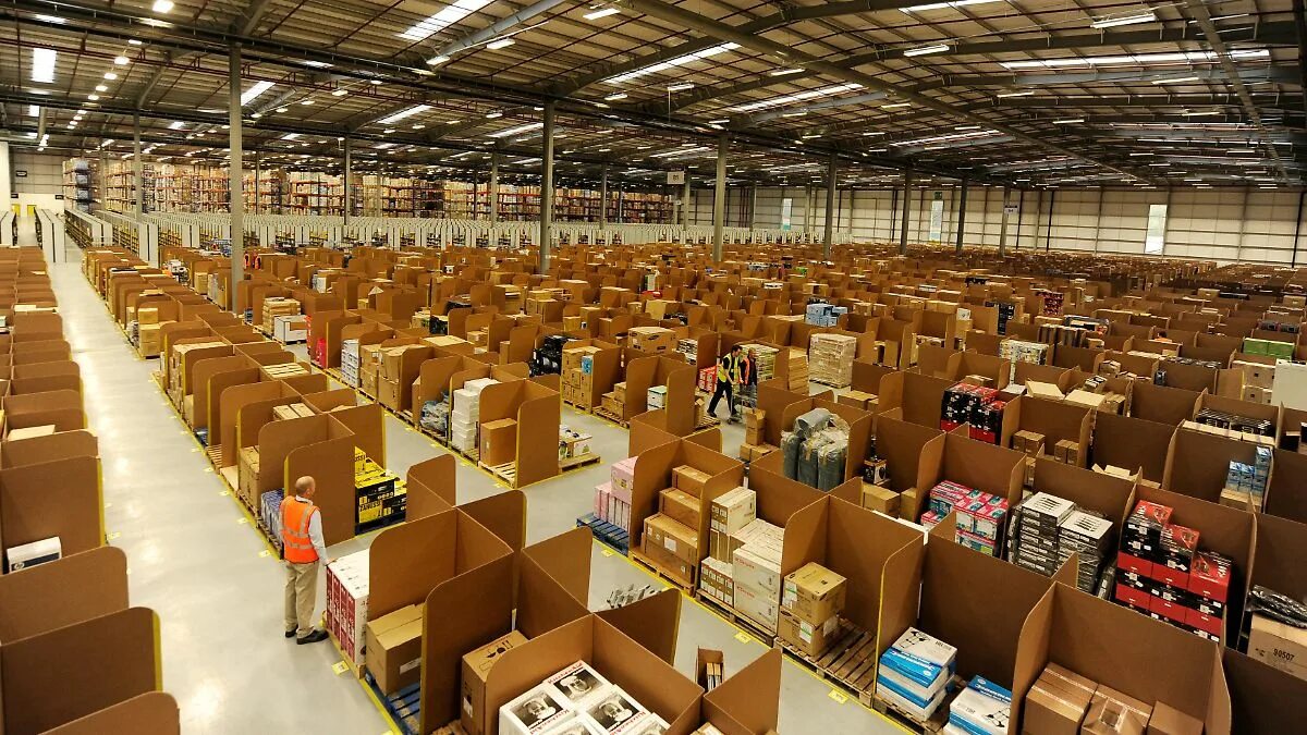 Автоматический склад Амазон. Amazon склад в Англии. Amazon Робы на складе. Склад Амазон снаружи.