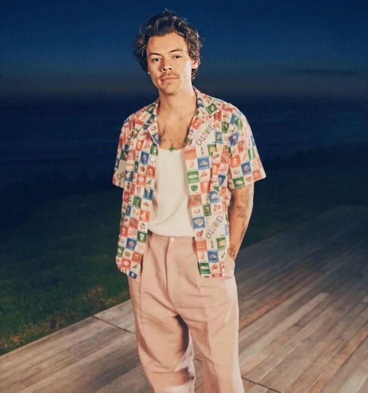 Get wear. Кэжуалс паль. Put on get dressed wear разница. Мужчина сидит кэжуал. Фото парней в очках сидя.