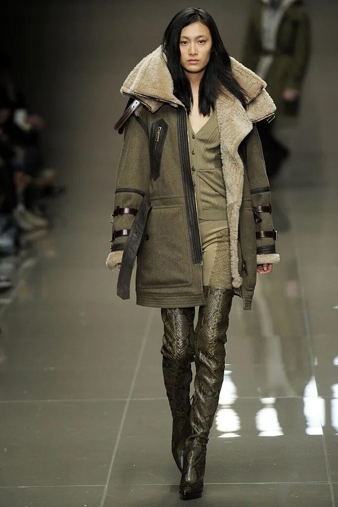 Дубленка сейчас в моде. Дубленка burberry prorsum. дубленка burberry prorsum 2018. burberry prorsum пуховики 2025. куртка-авиатор burberry prorsum.