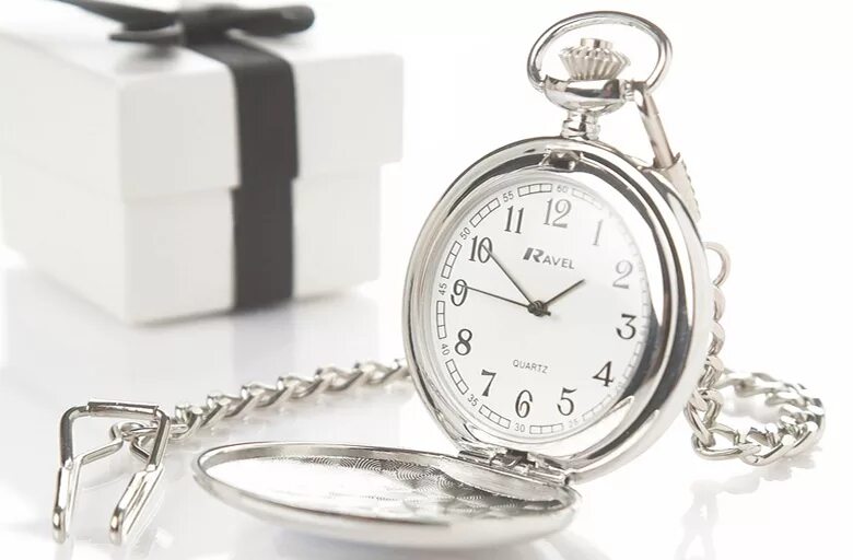 Часы в подарок. Нельзя дарить часы. Часики в подарок. Сувениры предметы часы. Девушка подарила часы