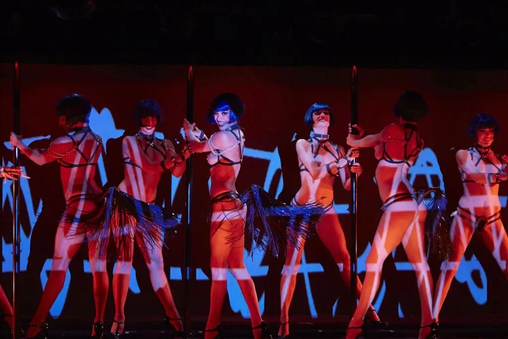 Кабаре краве. Crazy horse show париж. кабаре хорс париж. кабаре-шоу crazy horse. французское кабаре crazy horse.