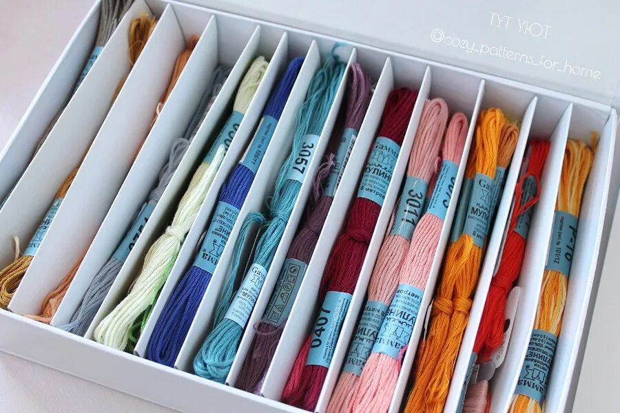 Организация хранения ниток мулине. Как хранить мулине. Настенный органайзер для мулине, dmc u1633. Как хранить мулине. Система хранения мулине для вышивания.