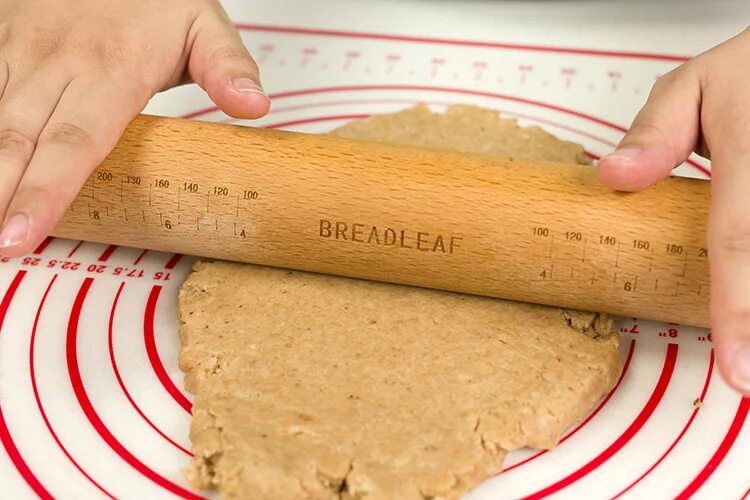 Раскатывание теста скалкой. Разделочная доска для раскатки теста. Тесто древесина. Скалка и доска. Тесто древесина.