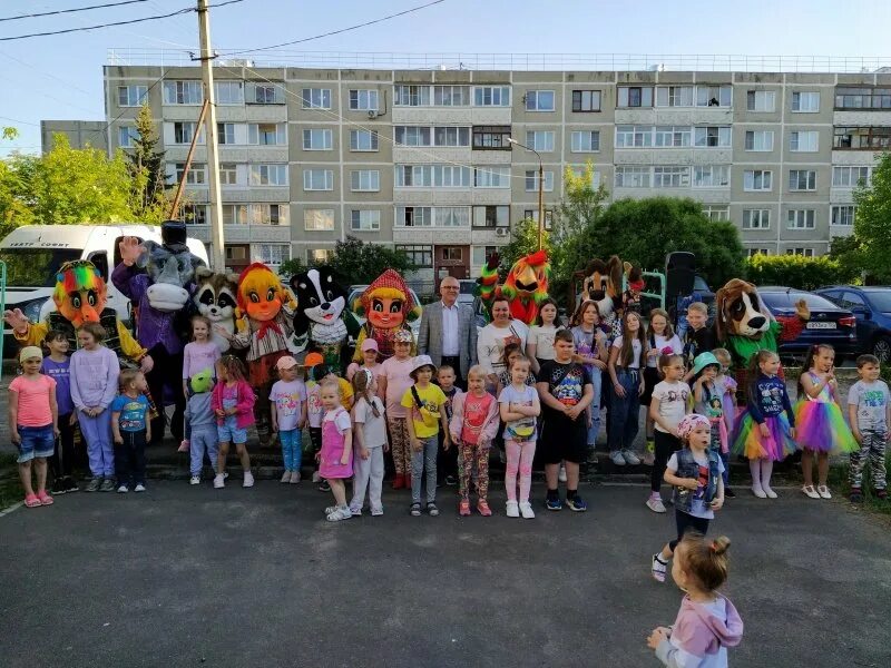 Праздник двора. Праздник двора «лето в городе». День города Воскресенск. Улица днем. 23 июня 2011 г