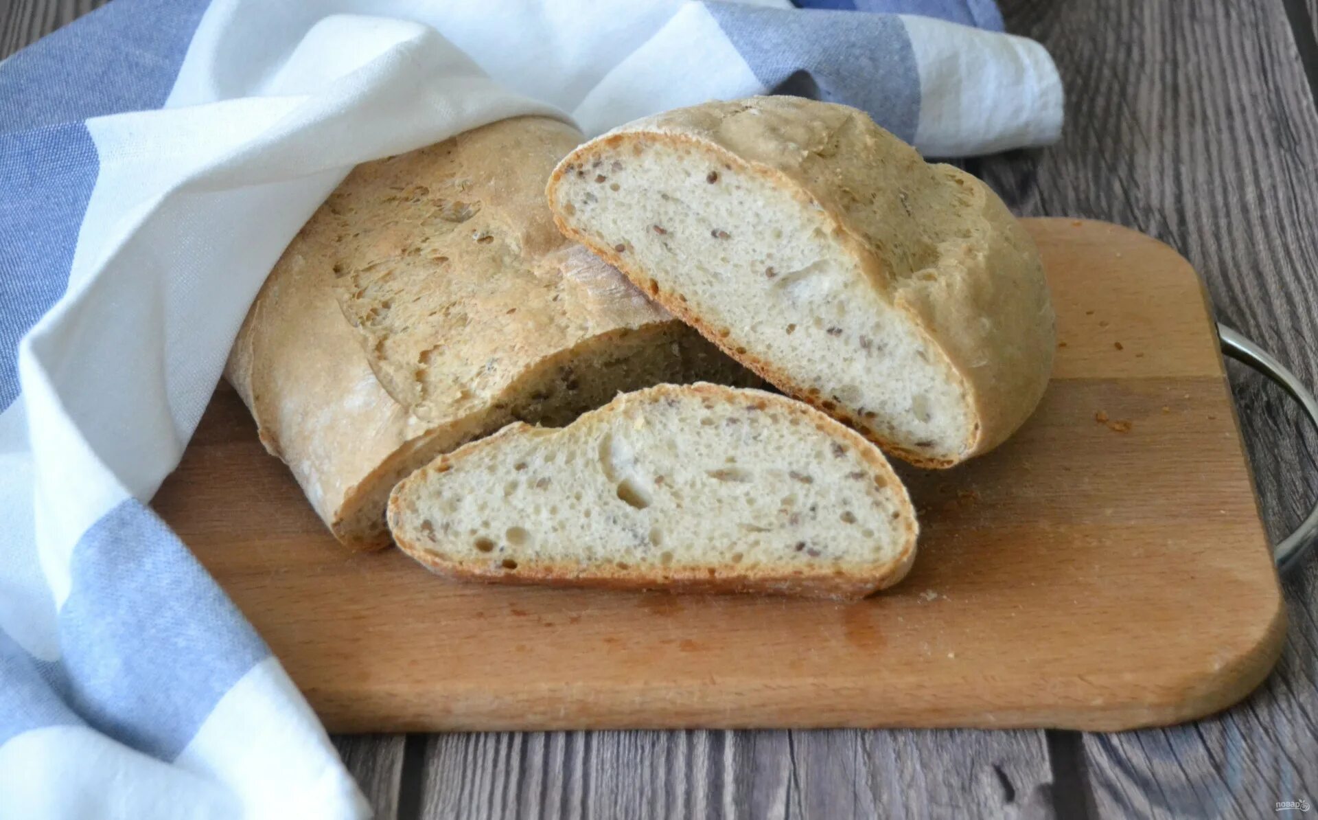 Рецепт воздушного хлеба. Домашний хлеб. Хлеб домашний дрожжевой. Хлеб на дрожжах в духовке. Хлеб на хмелевых дрожжах.