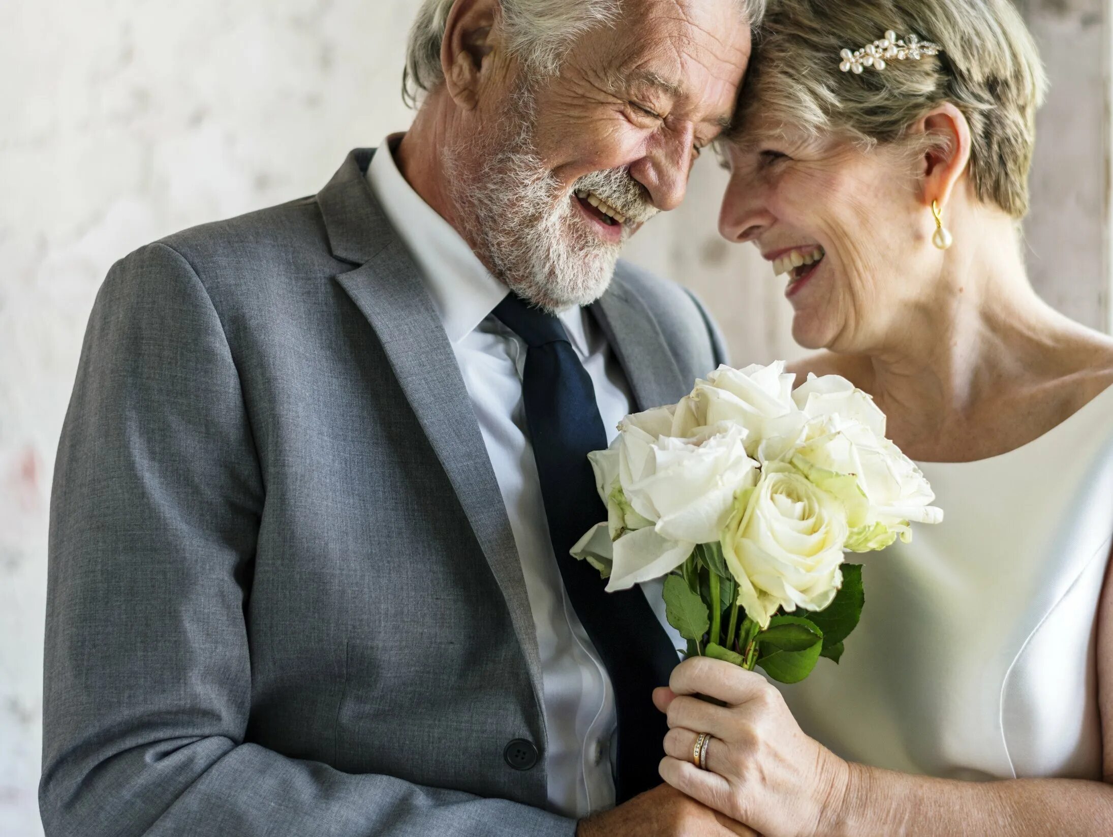 Свадьба людей в возрасте. Мужчина и женщина в возрасте. Поздний брак. Браки в зрелом возрасте.