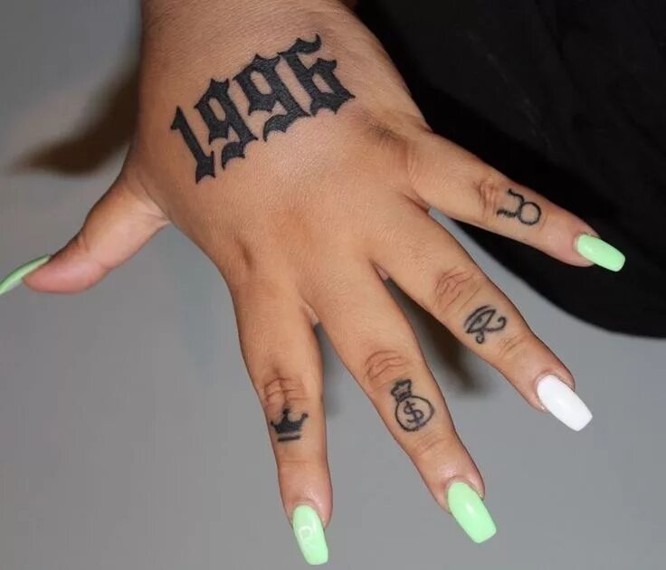 Тату цифры на пальцах. Тату на пальцах. Тату 13 на пальце. Тату на пальцах мужские. Тату на пальцы цифры.