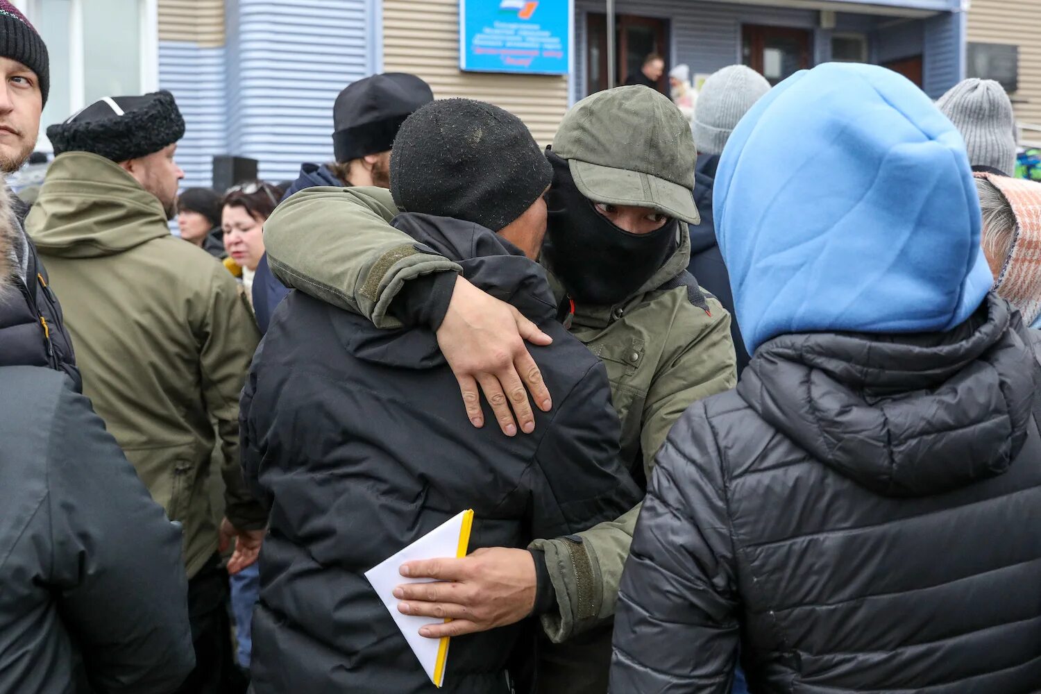 Мобилизовали сразу после срочной. Поддержка семей военнослужащих. Семья мобилизованных военных. Мобилизация в НАО. Мобилизация фото.