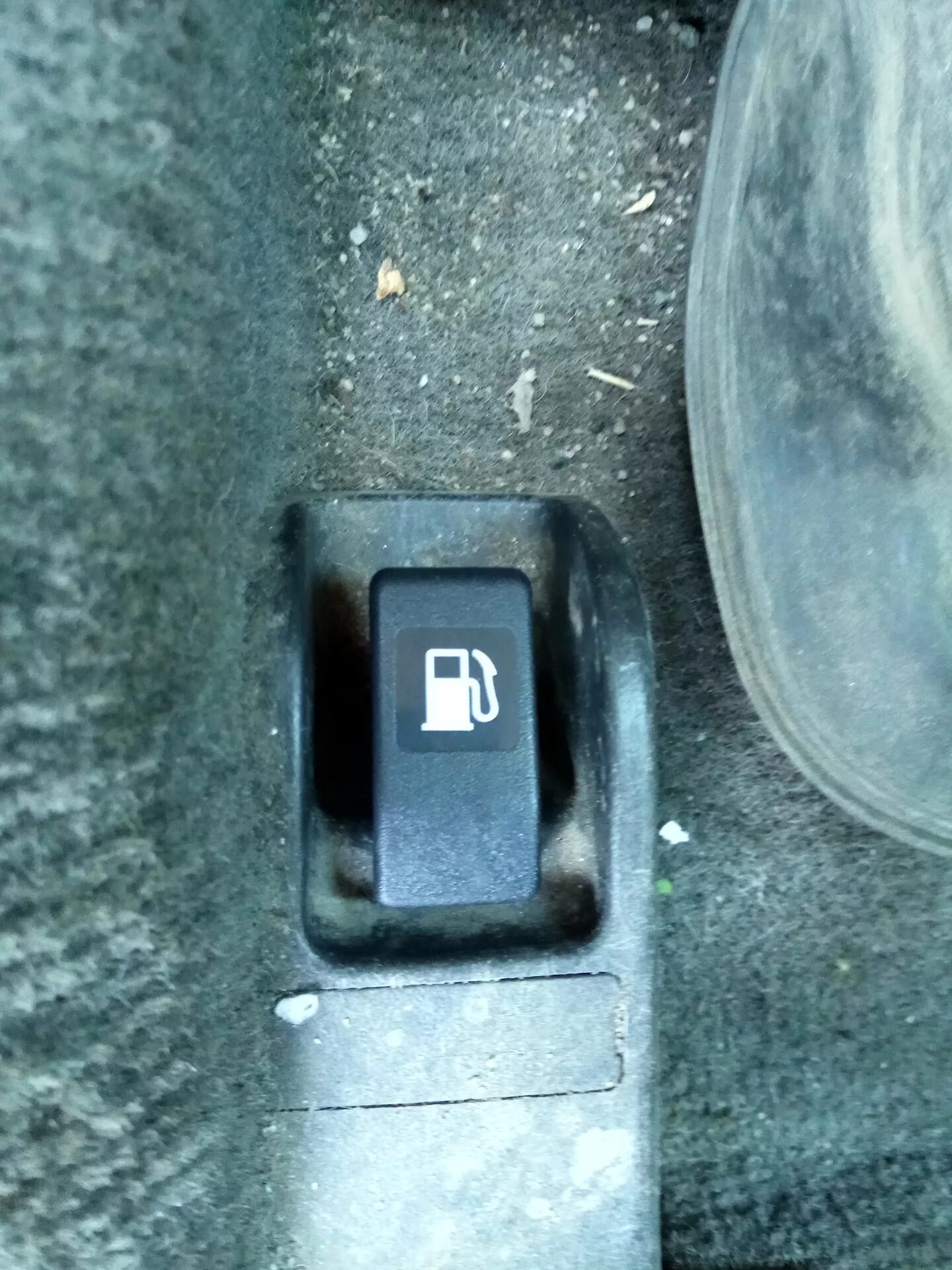 Рычаг открывания лючка бензобака j10. Кнопка открывания бензобака на Форд фокус 2. Рычаг открывания бензобака Форд фокус 2. Subaru Forester 2008 кнопка открывания багажника.