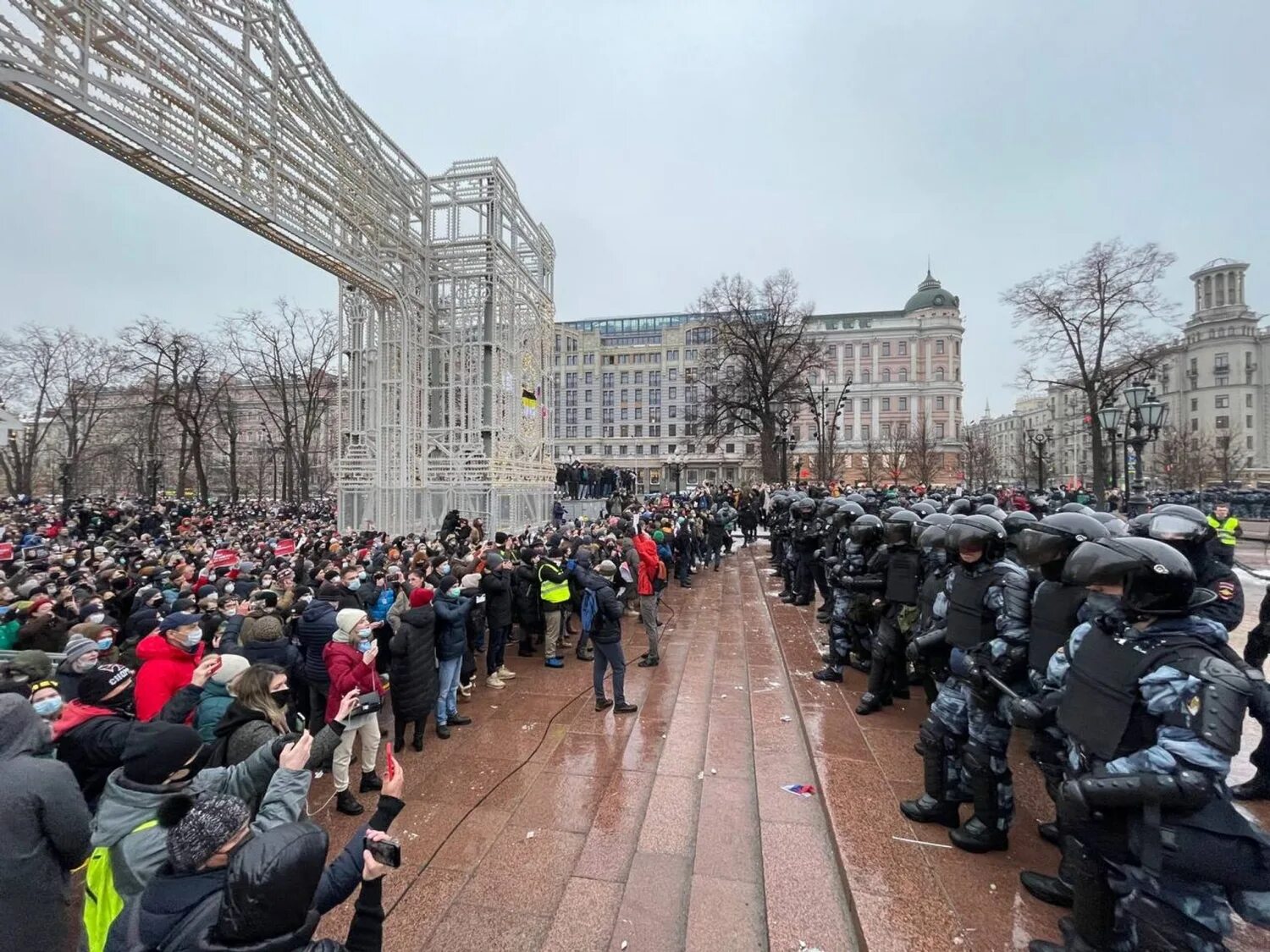 Митинг. Незаконный митинг. Митинги в москве 2021. Митинги на тверской москва. Митинг навального в москве.