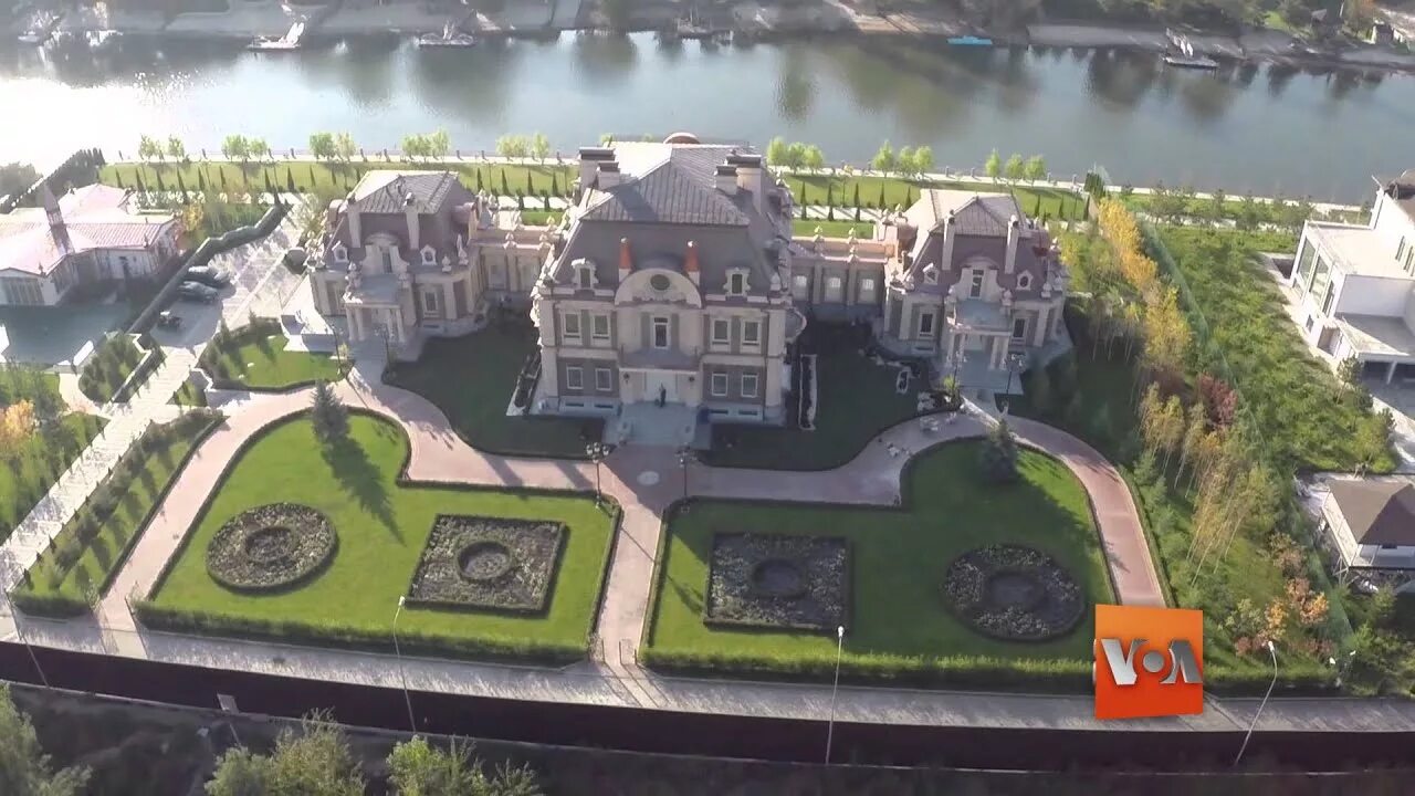 Дворец рината ахметова в киеве. Дача шойгу барвиха. Дворец шойгу в барвихе. Дворец ротенберга жуковка. Дворец ротенберга жуковка.