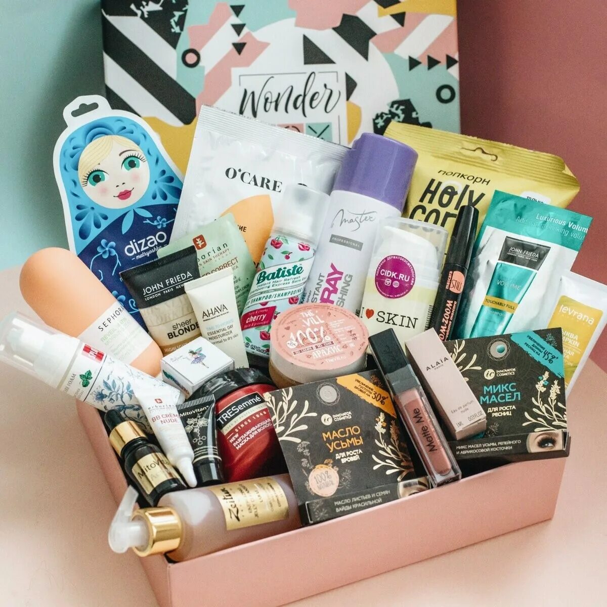 подарочная коробка с косметикой. набор косметики в коробке. огромная коробка косметики. коробка для косметики. бокс с косметикой.