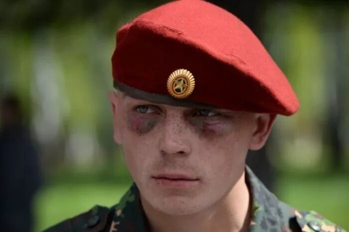 Сергей селин краповый берет. Красный краповый берет. Красный краповый берет. Спецназ краповый берет. Краповый берет.