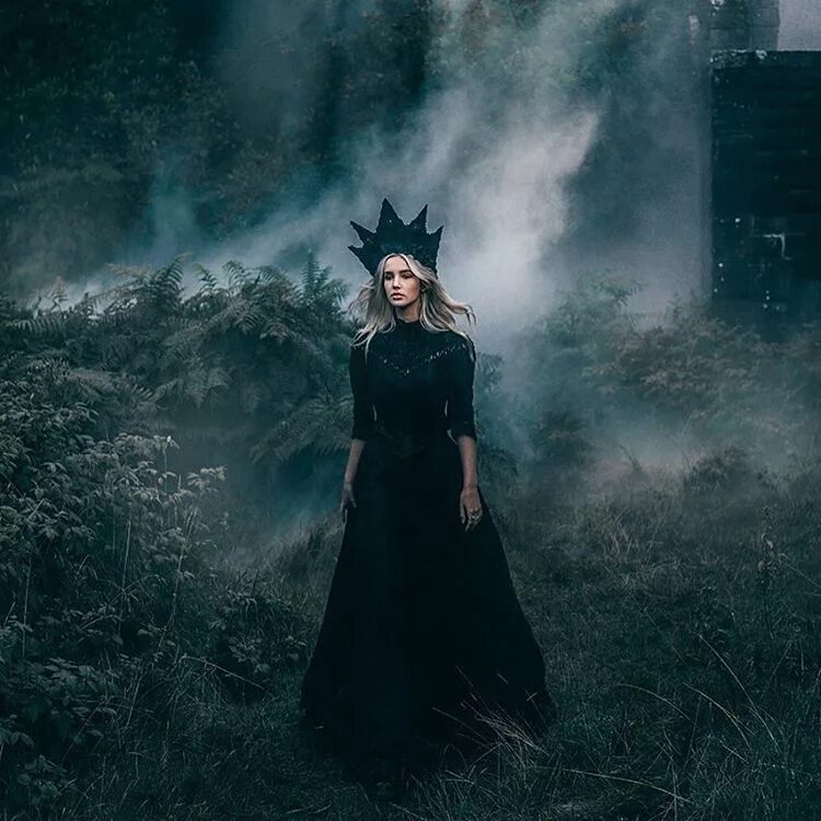 Ведьма фотосессия. Колдунья в черном платье. Ведьма в черном платье. Сказочная фотосессия в черном платье. Ведьма вдова