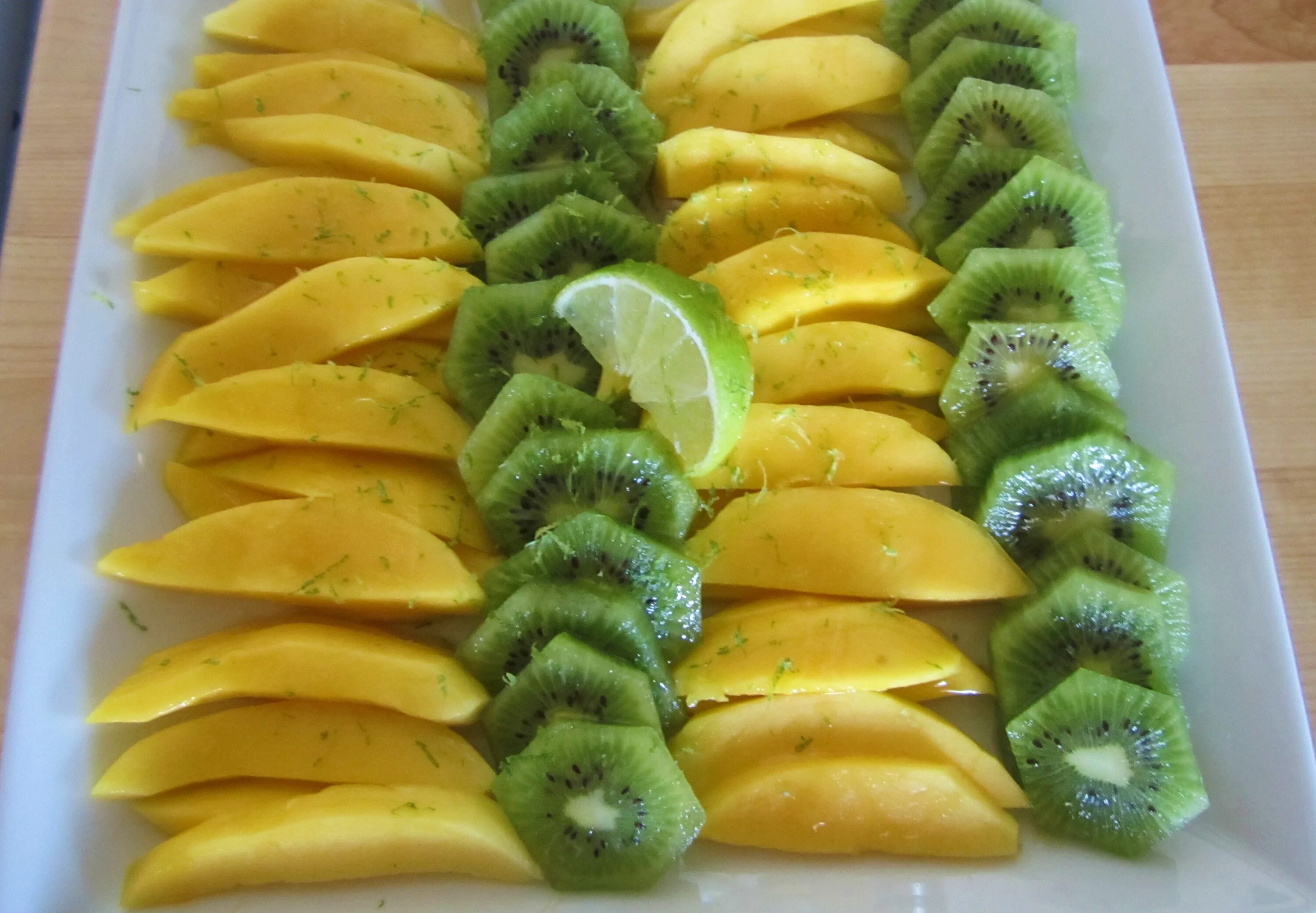 Подача киви. Киви манго. Киви ананас. Красивая нарезка манго. Красиво порезать киви.