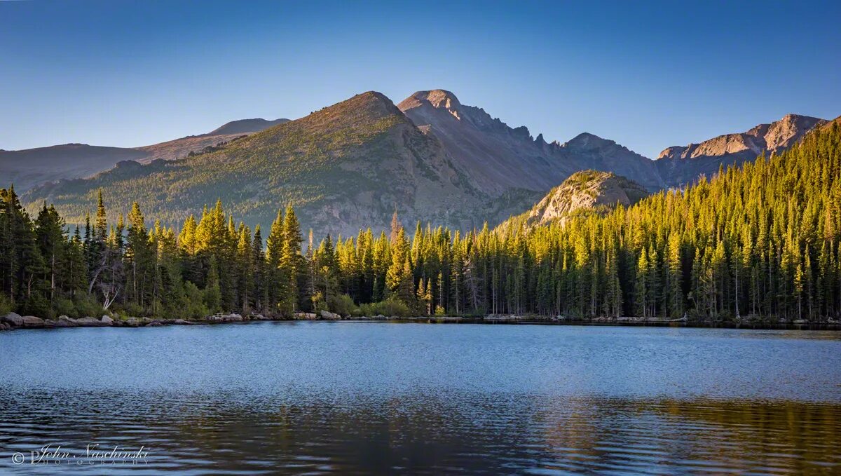 Колорадо Bear Lake. Скалистые горы Колорадо сосны. Rocky Mountaineer озеро. Большое Медвежье озеро Арктика. Большое медвежье озеро глубина