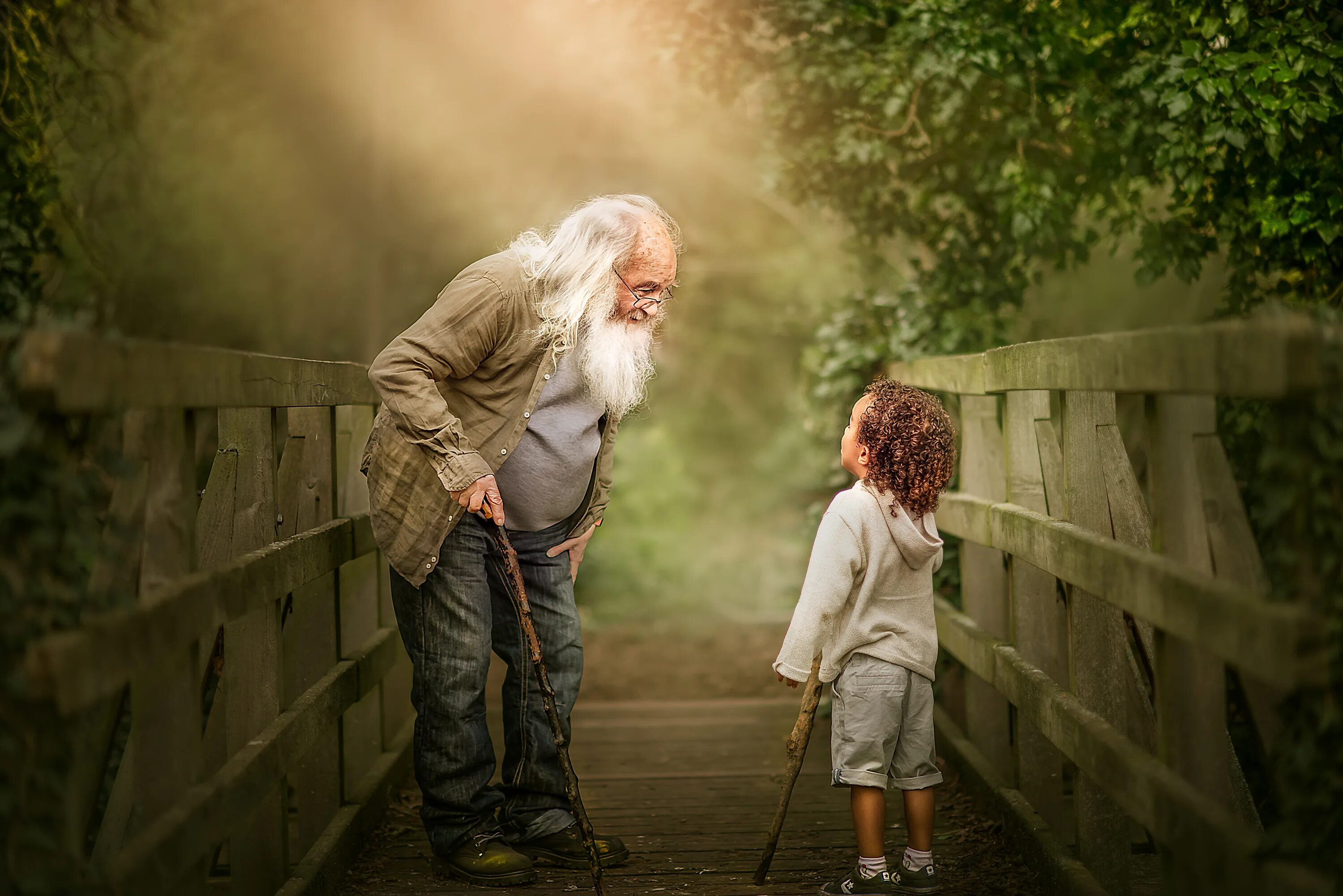 Дедушка и внук. Старики и дети. Старик и внук. Добрый дедушка. Boy old man