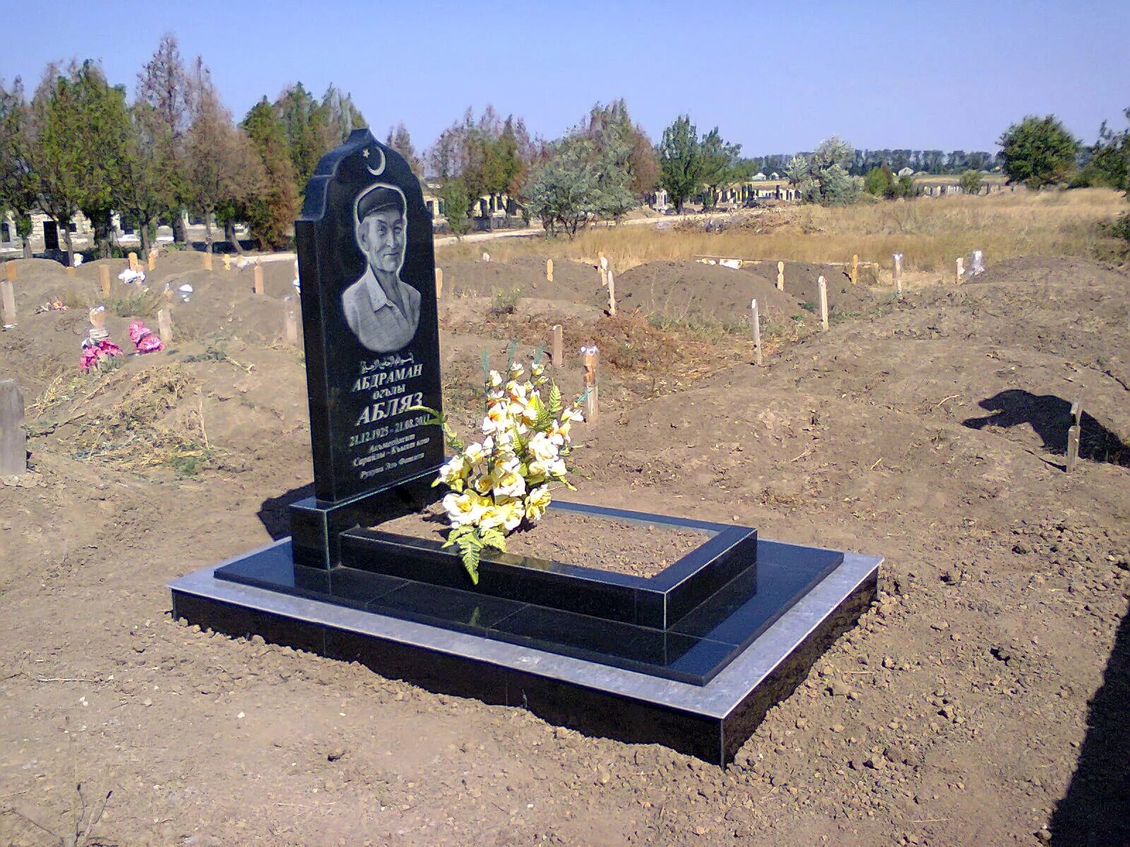 Мусульманский памятник с колоннами. Башташ ритуальные услуги. Баш таш. Ташбаш могильный камень. Черкез али башташ язылары.