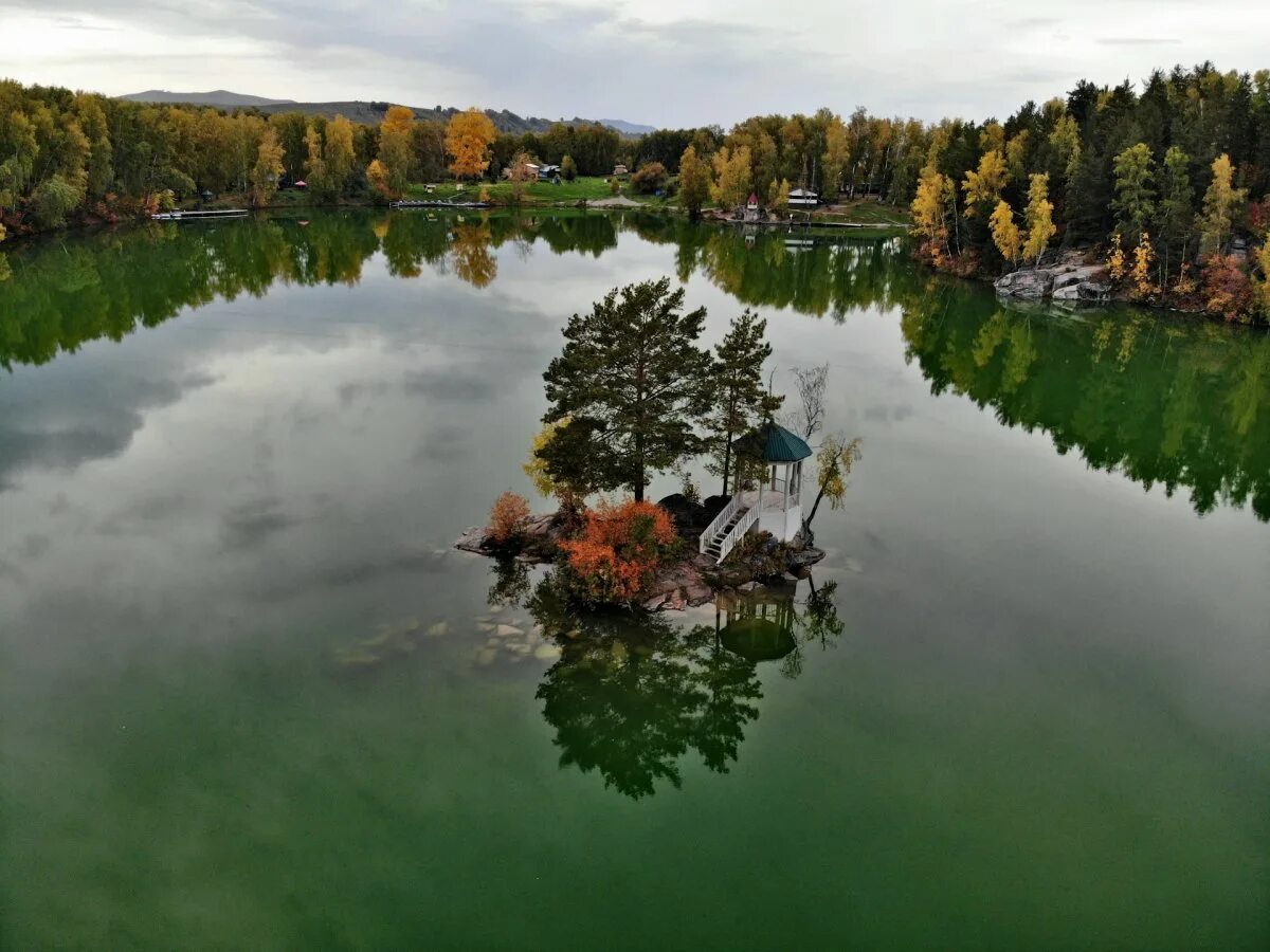 Озера алтайского края фото. Озеро ая Алтайский край. Озеро Айское горный Алтай. Горно Алтайск озеро ая. Айя озеро Алтайский край.