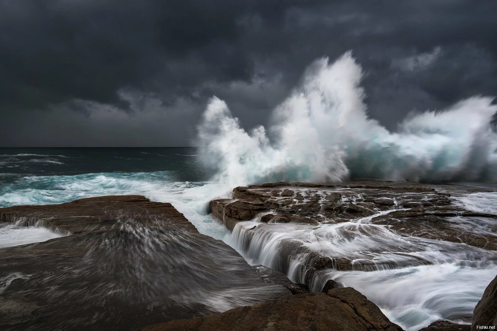 Океан ЦУНАМИ шторм гроза. Море шторм. Волны бьются о берег. Гроза на море.