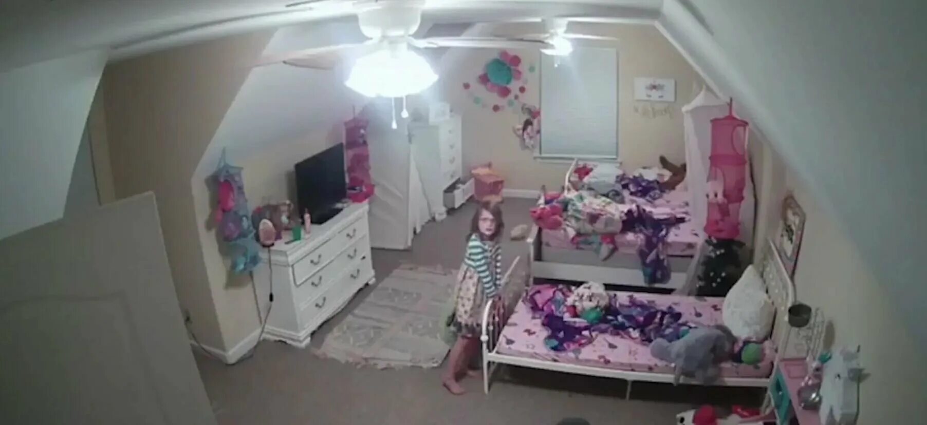 Сериал 13 комната фантастика. Скрытая видеокамера в ванную. Камера комнате девушки. Скрытые снимки девушек. Камера видеонаблюдения в спальне.