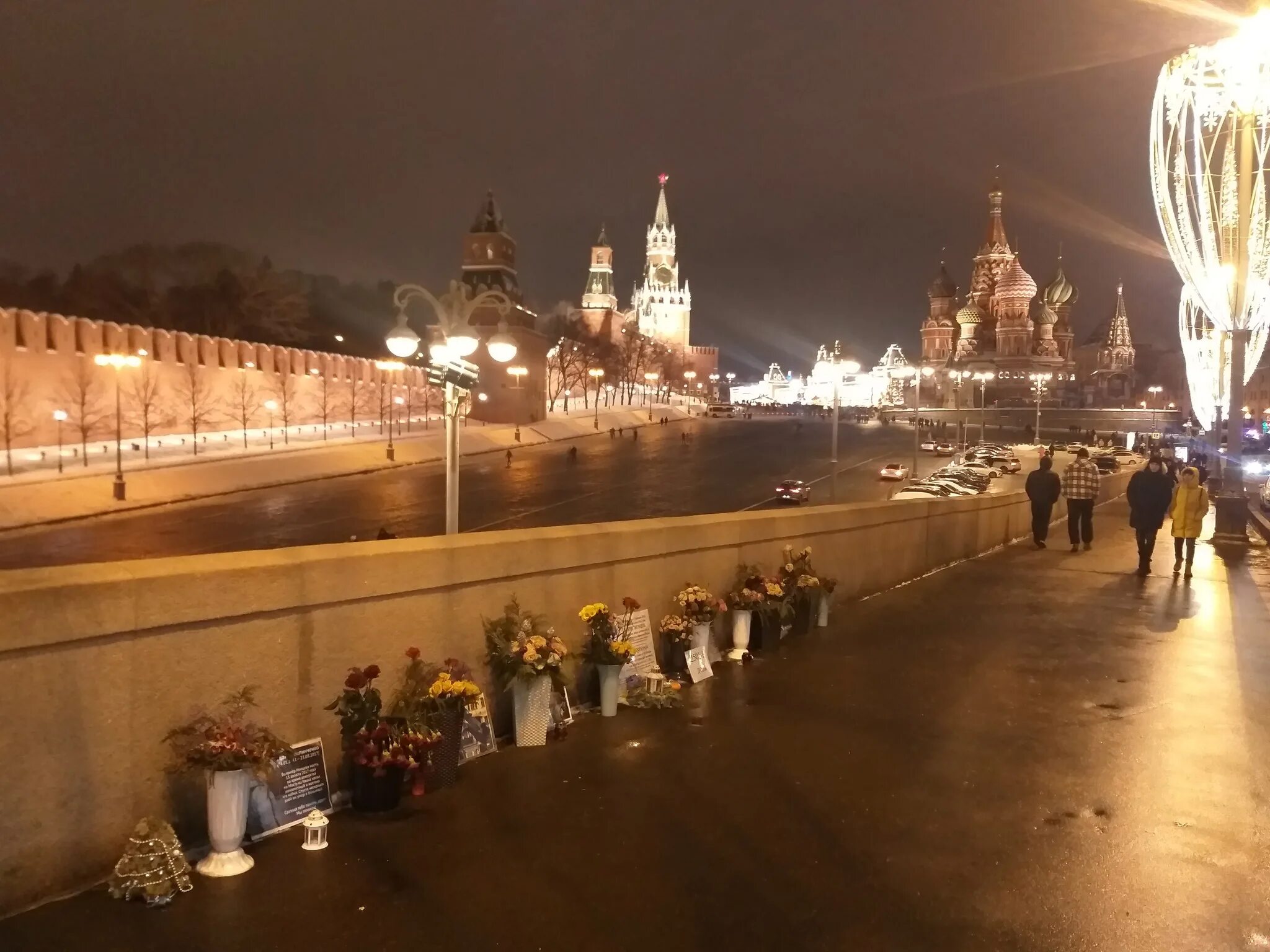 В каком городе сейчас вечер. Немцов мост с видом на кремль 2025. там сейчас вечерние. яндекс вид на эстонию вечером 2025.