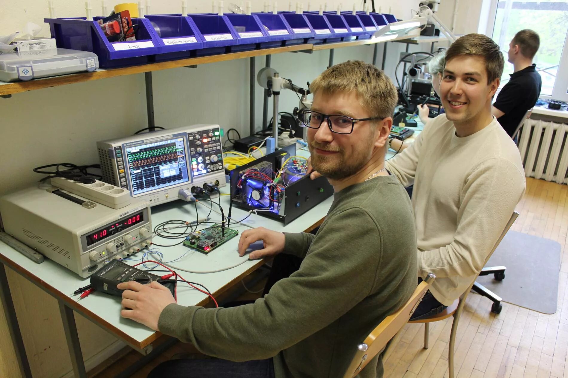 Научный исследователь. Профессия наноэлектроника это кем работать. Профессия наноэлектроника это кем работать. Инженер электронщик это профессия. Электроника и наноэлектроника диплом.