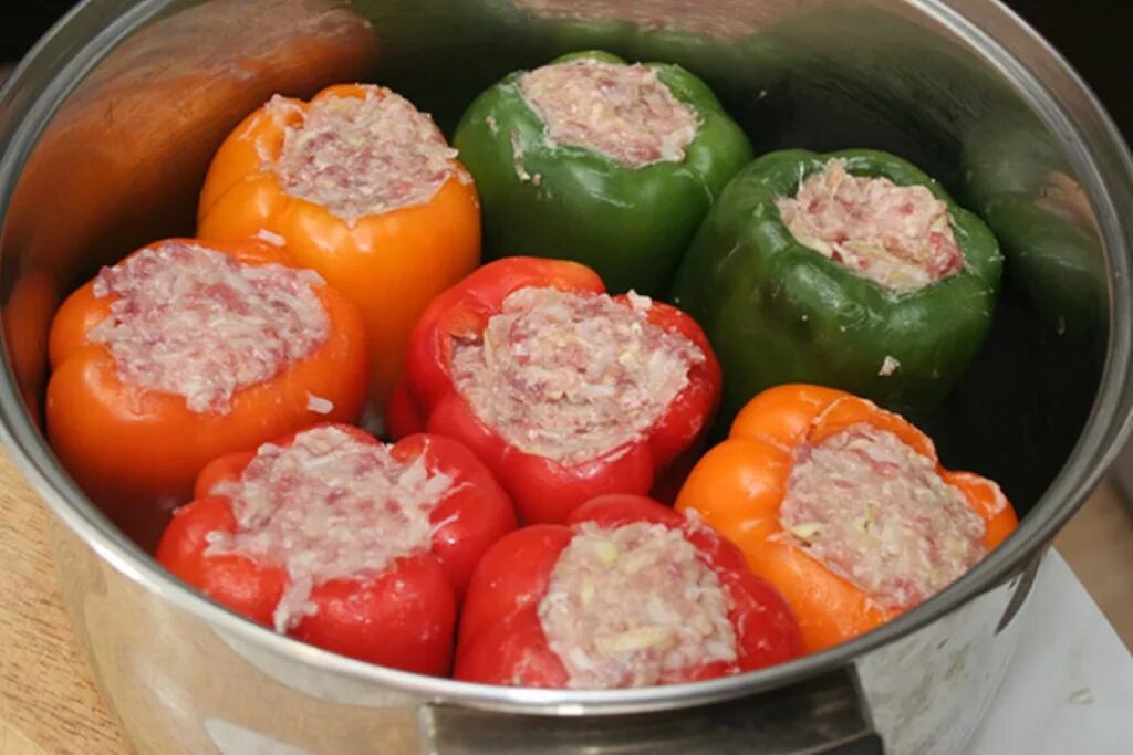 Перец с мясом. Фаршированные перцы с толченкой. Перец фаршированный булгуром. Фаршированные перцы с рисом. Перчики болгарские фаршированные.