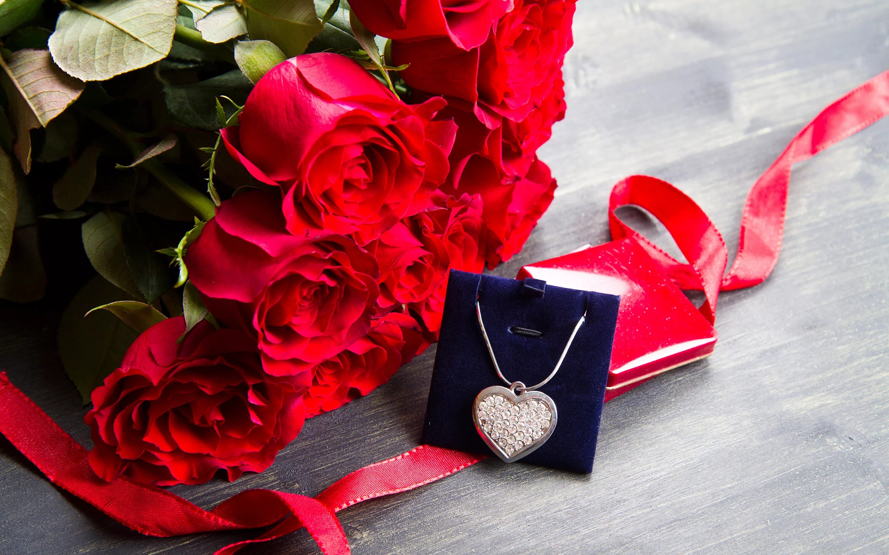 Букеты на 14 февраля из цветов. Какие цветы подарить женщине. Букеты для влюбленных. Букет "14 февраля". Монобукет розы.