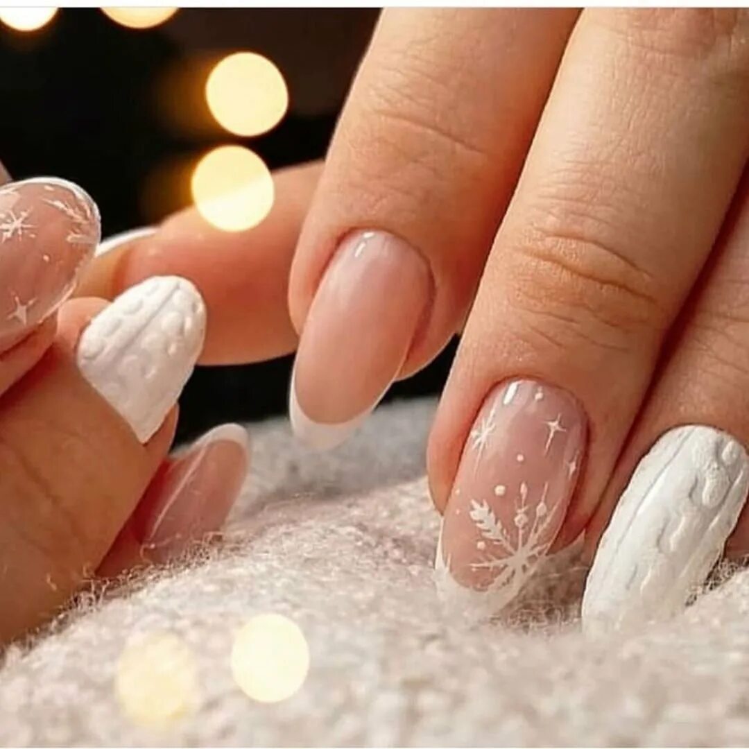 нежный новогодний маникюр на овальные ногти