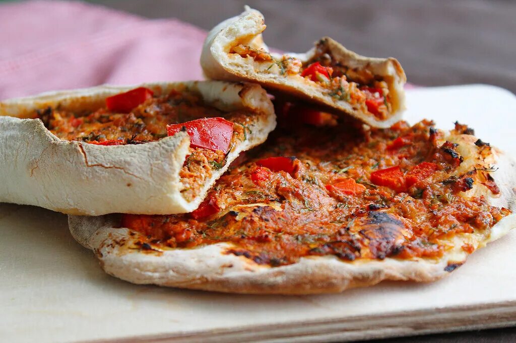 Пиде что это. Турецкая пицца Лахмаджун. Турецкая лепешка Лахмаджун. Турецкая кухня Лахмаджун пиде. Турецкий Лахмаджун с мясом.
