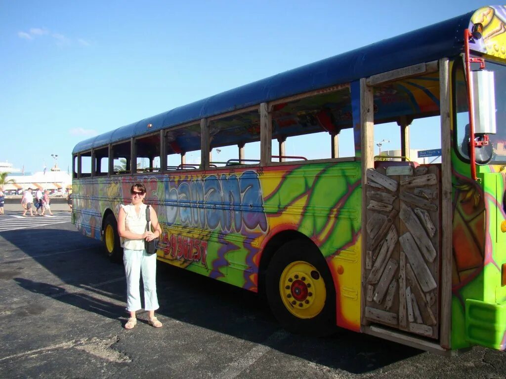 сломанный старый автобус. старый ржавый автобус. остов автобуса. автобус на дороге. остов автобуса.