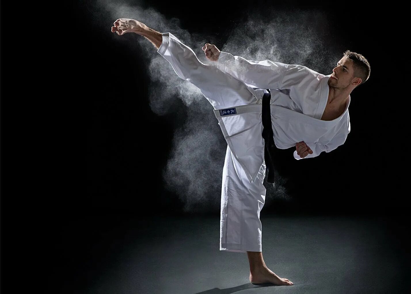 боевое искусство тхэквондо итф. каратэ киокушинкай нокауты. тхэквондо итф разбивание. восточные единоборства. маваши гери удар.