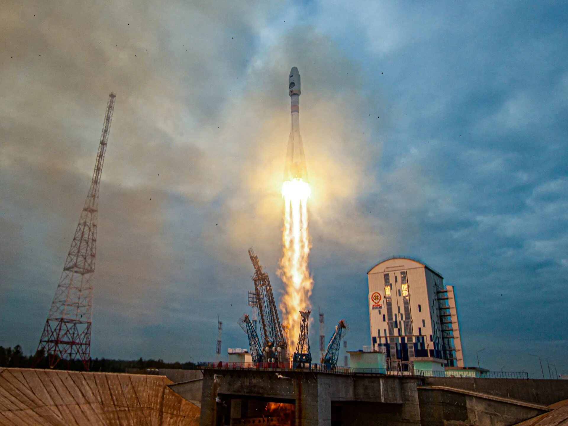 Moon russia. Союз-2.1б Луны-25. Ракета-носитель Союз-2.1б. Луна 25 Роскосмос. Старт Союз 2.1б.