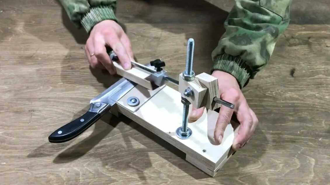 вкладыш в ножны. точильный брусок для ножей. как правильно заточить нож. снилось что точил нож. угол заточки точилки marser msh 2.