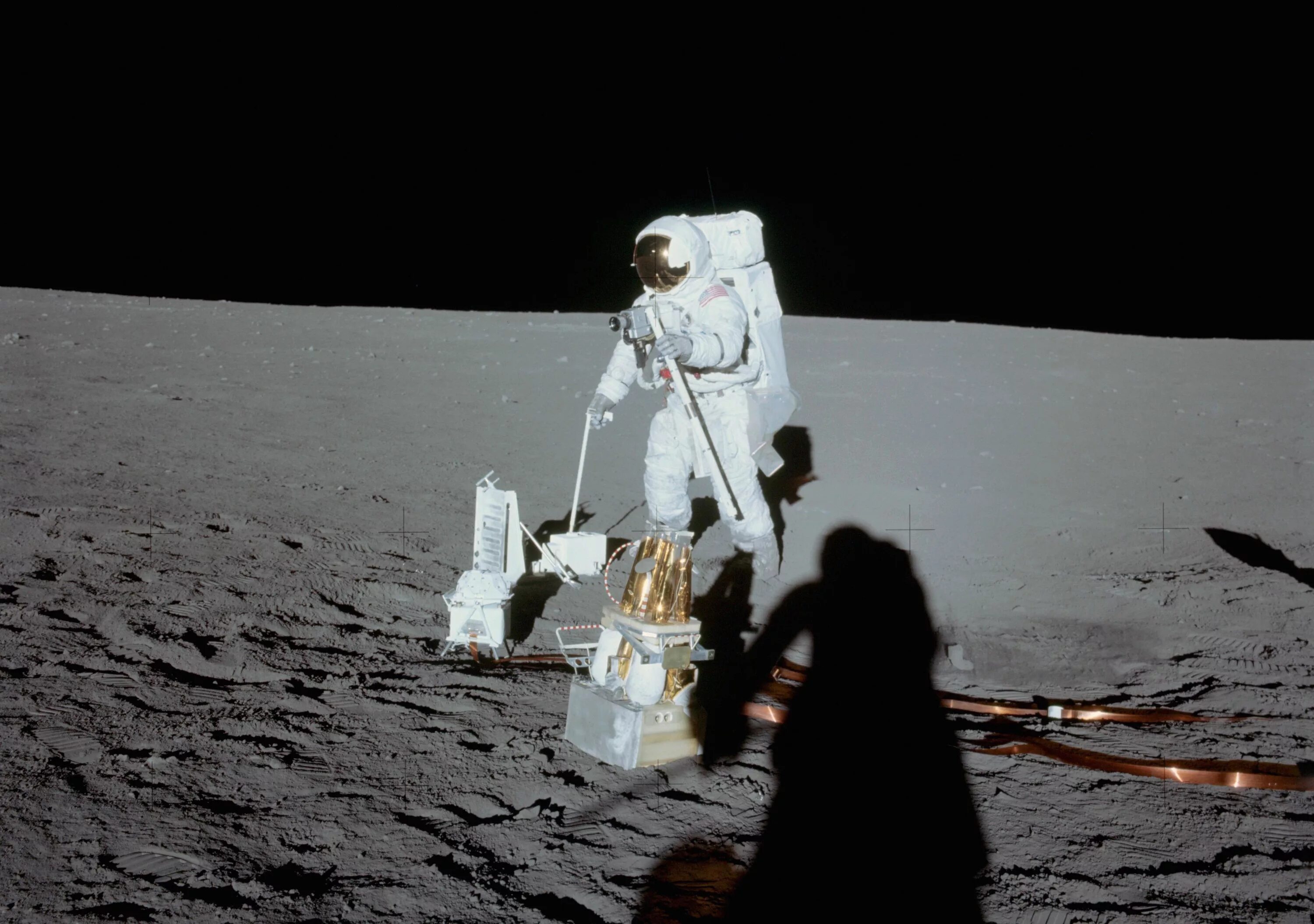 Аполлон 12. Фото мёртвого астронавта. Некие строения на Луне фото. На поверхность луны первый человек