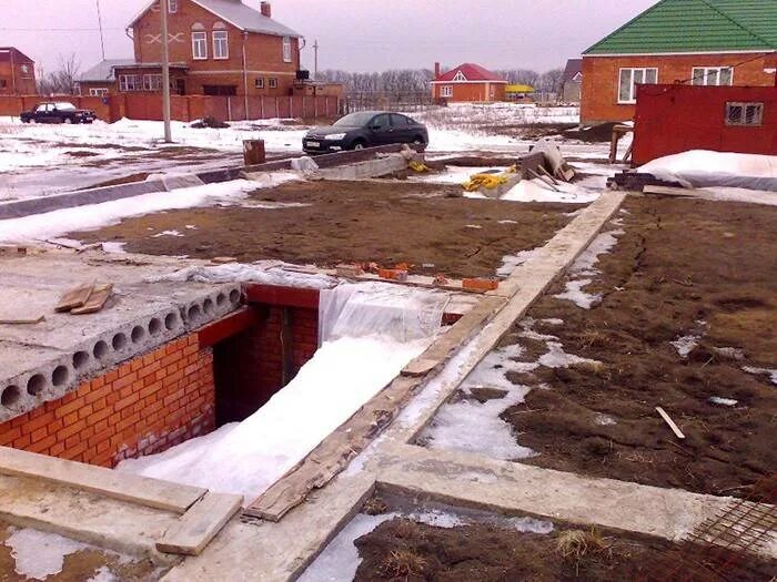 Фундамент делают зимой. Консервация фундамента. консервация ленточного фундамента. консервация фундамента на зиму. недостроенный дом фундамент.