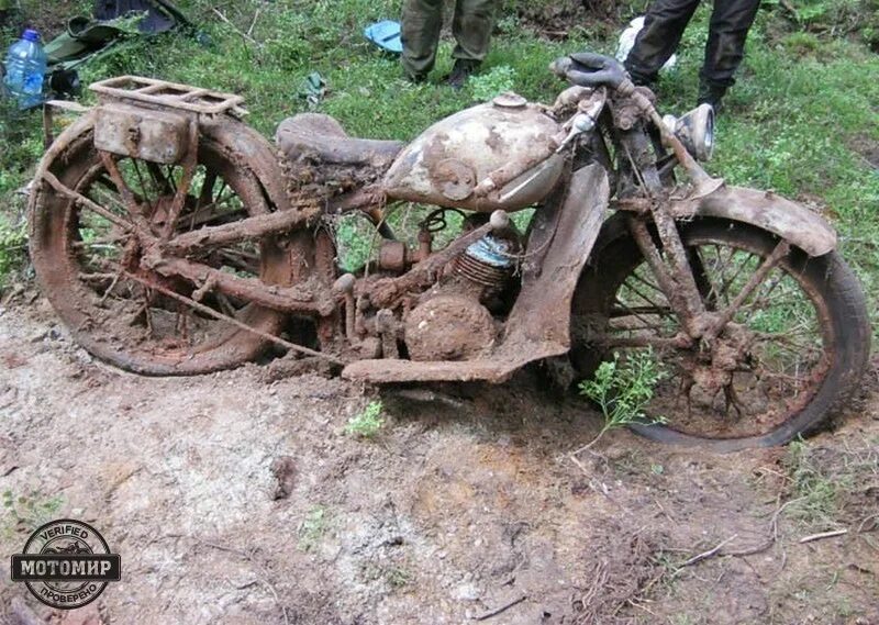 откопали мотоцикл в лесу. старинные мотоциклы находки.