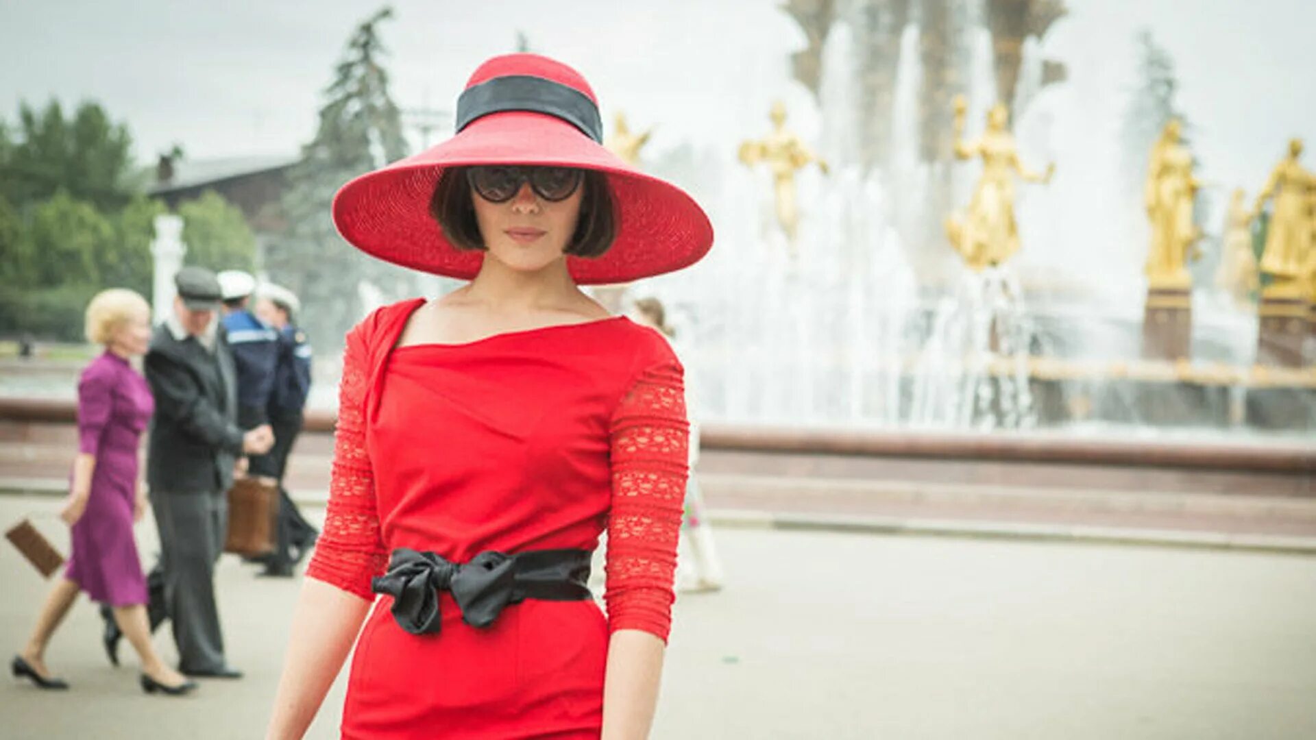 Красное королев. Красное королев. Лев збарский красная королева. Красное королев. Красная королева збарская.