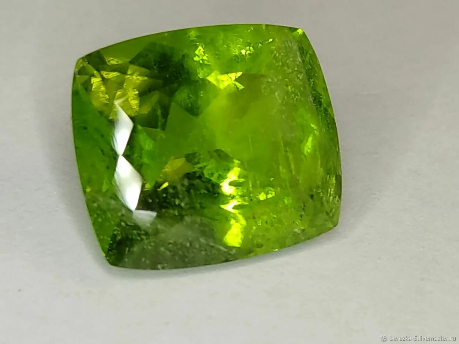 Оливин ограненный. Хризолит необработанный. Перидот. Оливин желтый. Альмандин, топаз, хризолит.