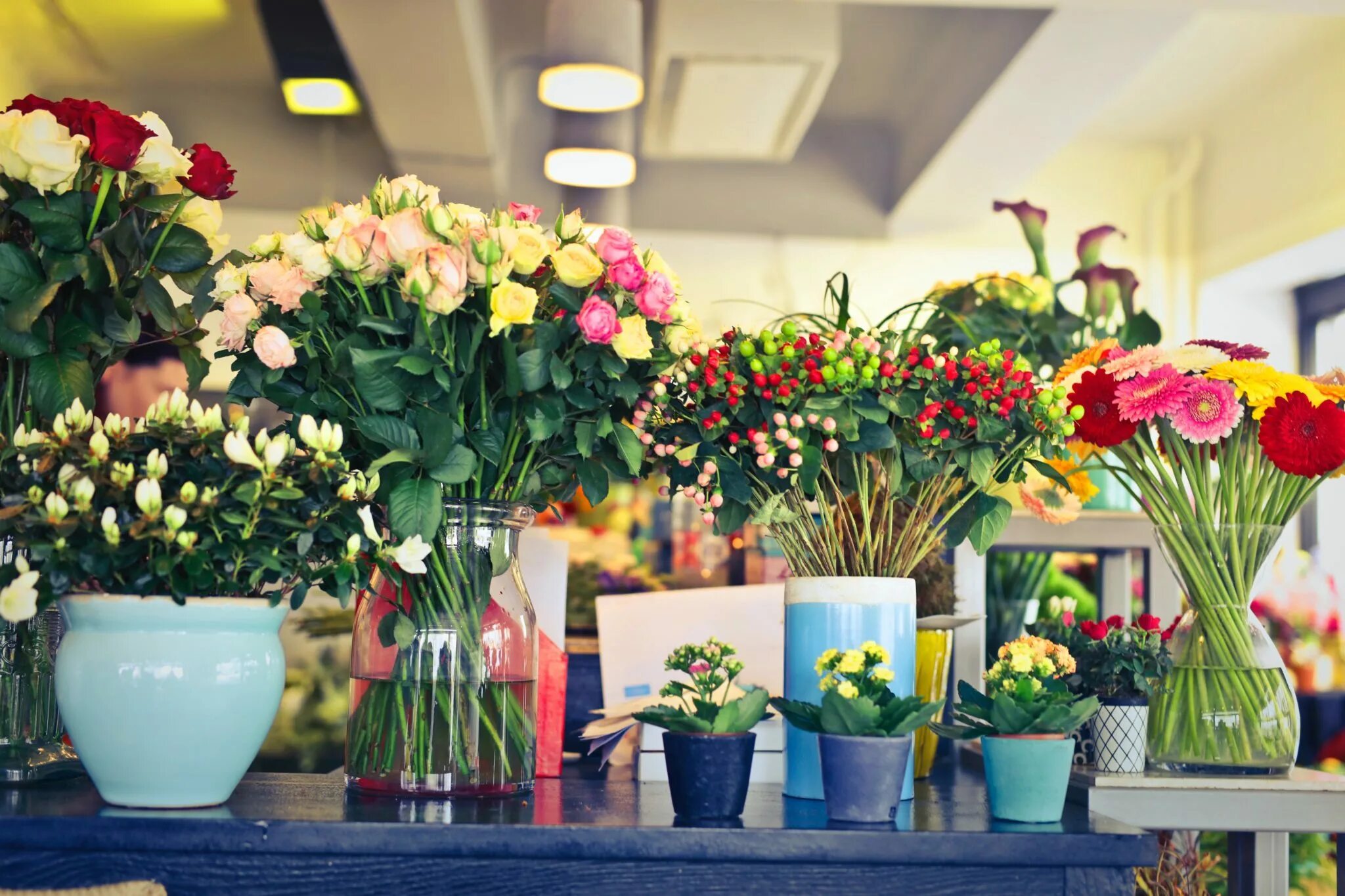 Хоть весь цветочный магазин. Букеты в интерьере квартиры. Цветок в горшке. Букет цветов в комнате. Красивые искусственные цветы.