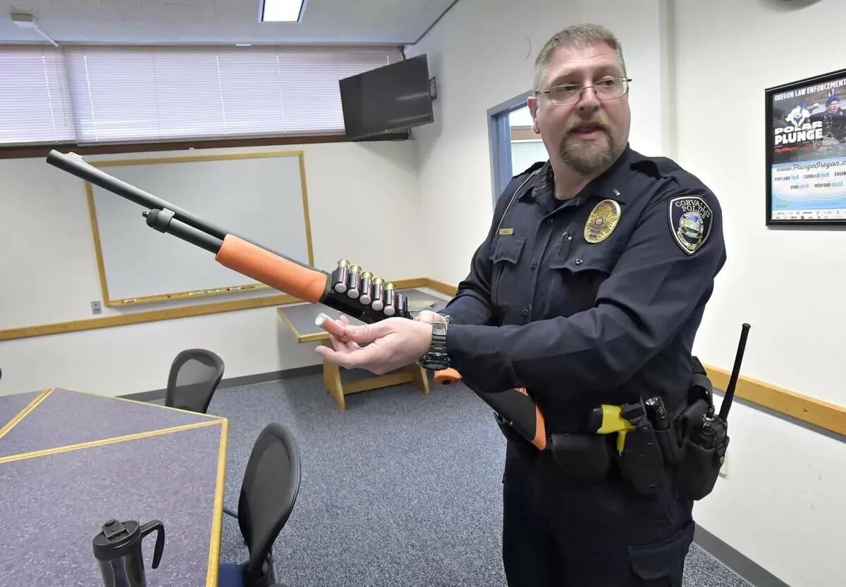 Какая техника используется в полиции. Нелетальный дробовик полиции США. Американский полицейский дробовик. Полицейский с ружьем.