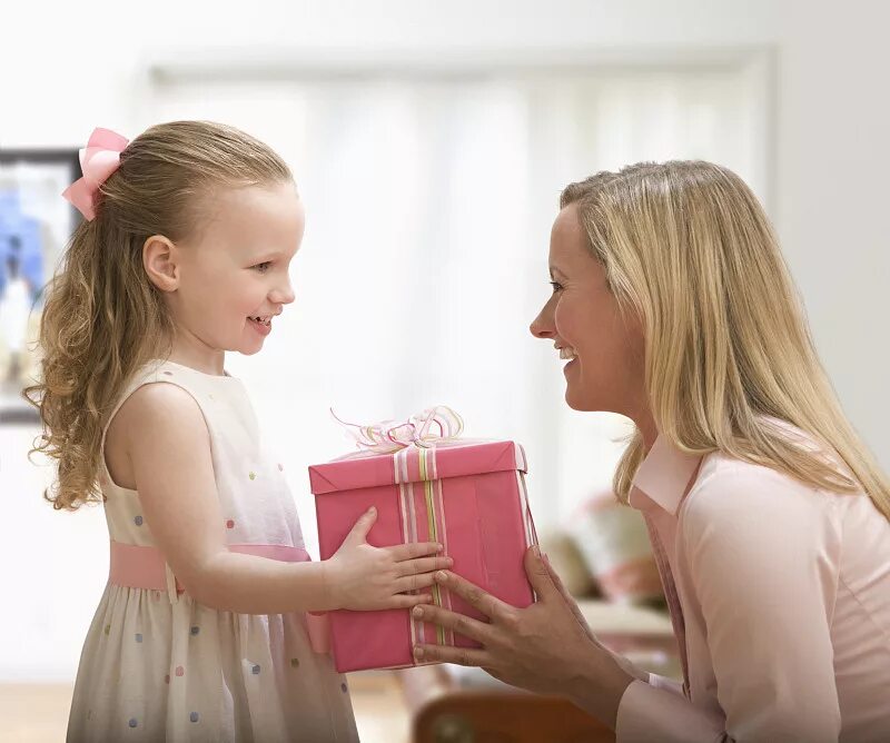 дарить дочери. девушка дарит подарок маме. подарок маме. мама дарит подарок. дарить дочери.